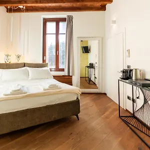 La Finestra Sul Ponte By Postcardsfrom Bed and breakfast